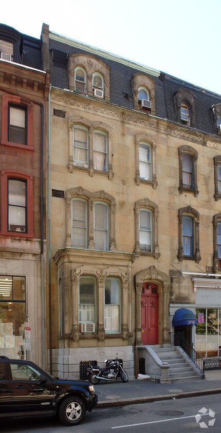 Building Photo - 2106 Walnut St