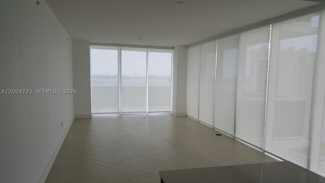 Foto del edificio - 600 NE 27th St