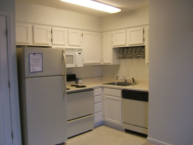 Building Photo - Newly Renovated 1B/1B Studio Condo located...