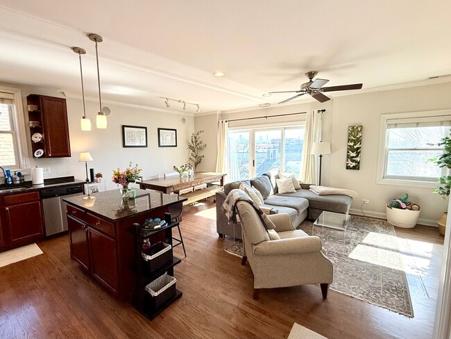 Building Photo - 1144 W Roscoe St