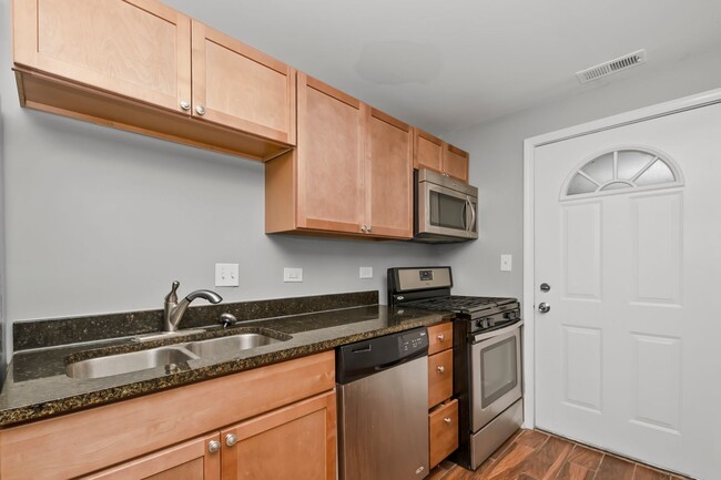 Foto del edificio - Rehabbed 3Bed/2Bath Condo Unit in Washingt...