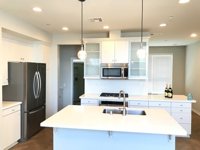 Building Photo - Modern Home in Hollywood with 2-Bedrooms, 3 Baths, 2-Car Attached Garage, and Private Rooftop Deck