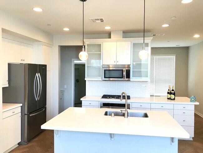 Foto del edificio - Modern Home in Hollywood with 2-Bedrooms, 3 Baths, 2-Car Attached Garage, and Private Rooftop Deck