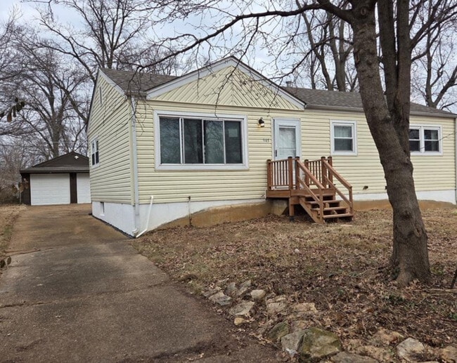 Building Photo - 945 Edgehill Dr