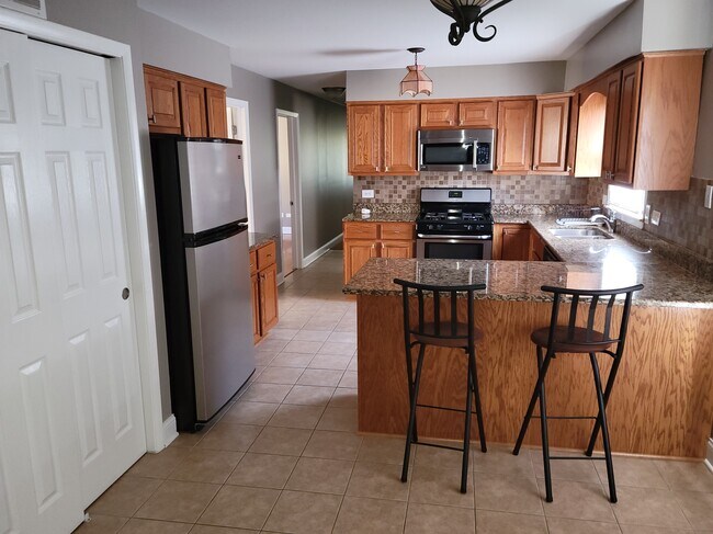 Building Photo - 826 E Capri Dr