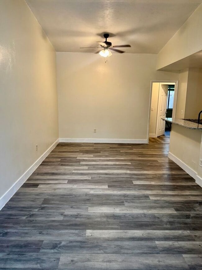 Building Photo - 3 Bedroom 2 Bath Winter Garden Townhome with Remodeled Kitchen and a Fenced Backyard!