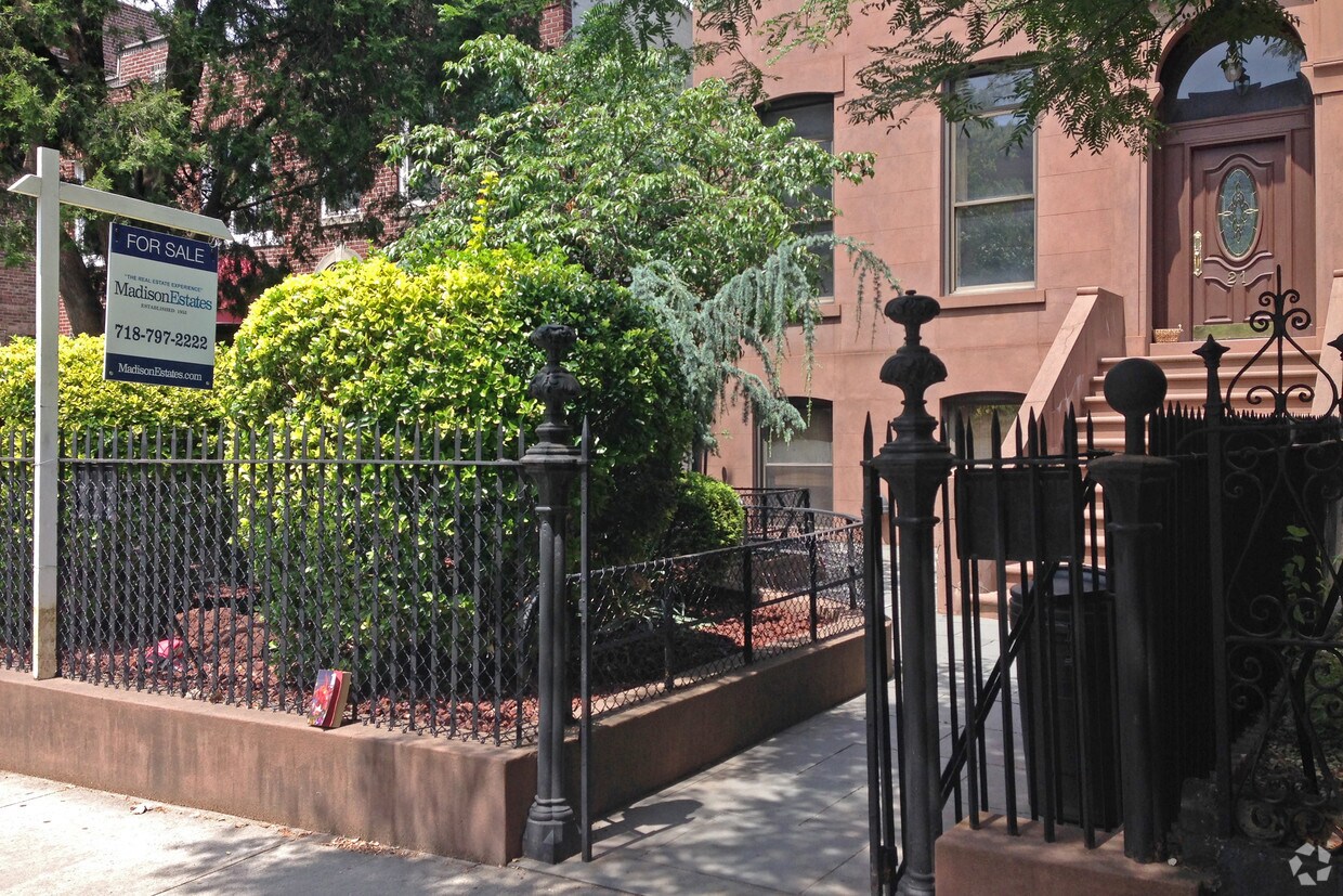 Building Photo - 21 1st Pl