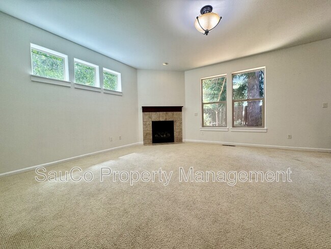 Building Photo - 7182 NE Rockridge Pl