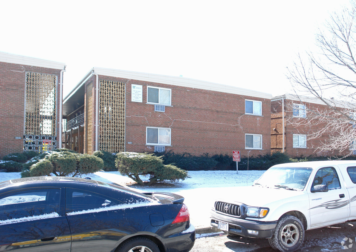 Building Photo - 10151 Chestnut Ave