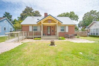 Building Photo - 1613 E Jordan St