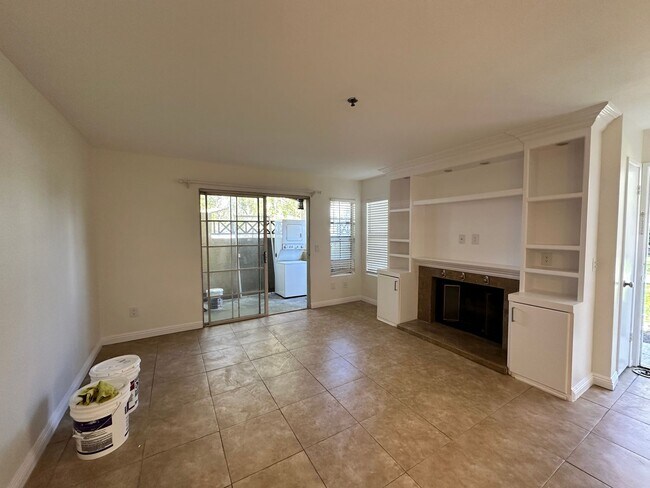 Building Photo - Walk to Eastlake! Bright 2BR/2BA Ground Floor Apartment with Tile Flooring & Parking