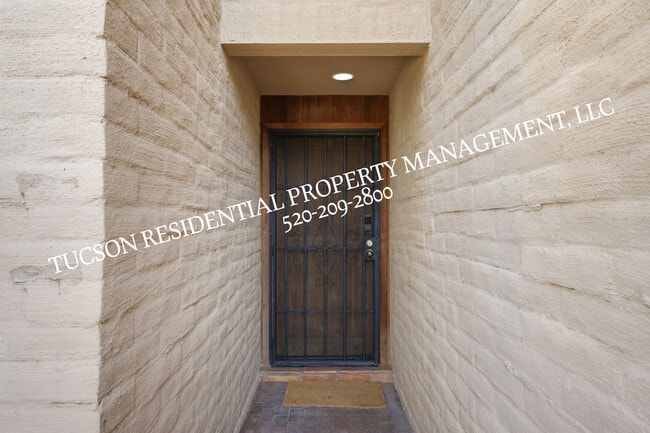 Building Photo - 2824 E Sierra Vista Rd