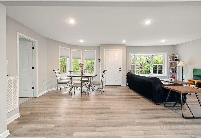 Building Photo - Nature Lovers 3 Bed 2 Bath Chapel Hill Ran...