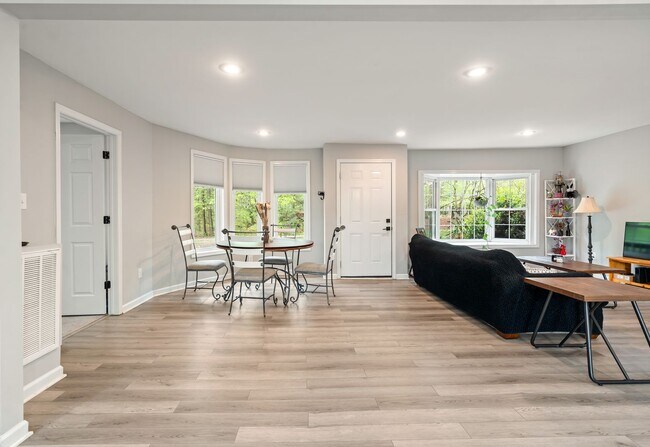 Foto del edificio - Nature Lovers 3 Bed 2 Bath Chapel Hill Ranch Available early August