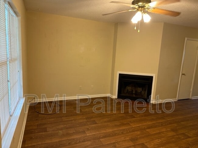 Building Photo - 129 Country Town Dr
