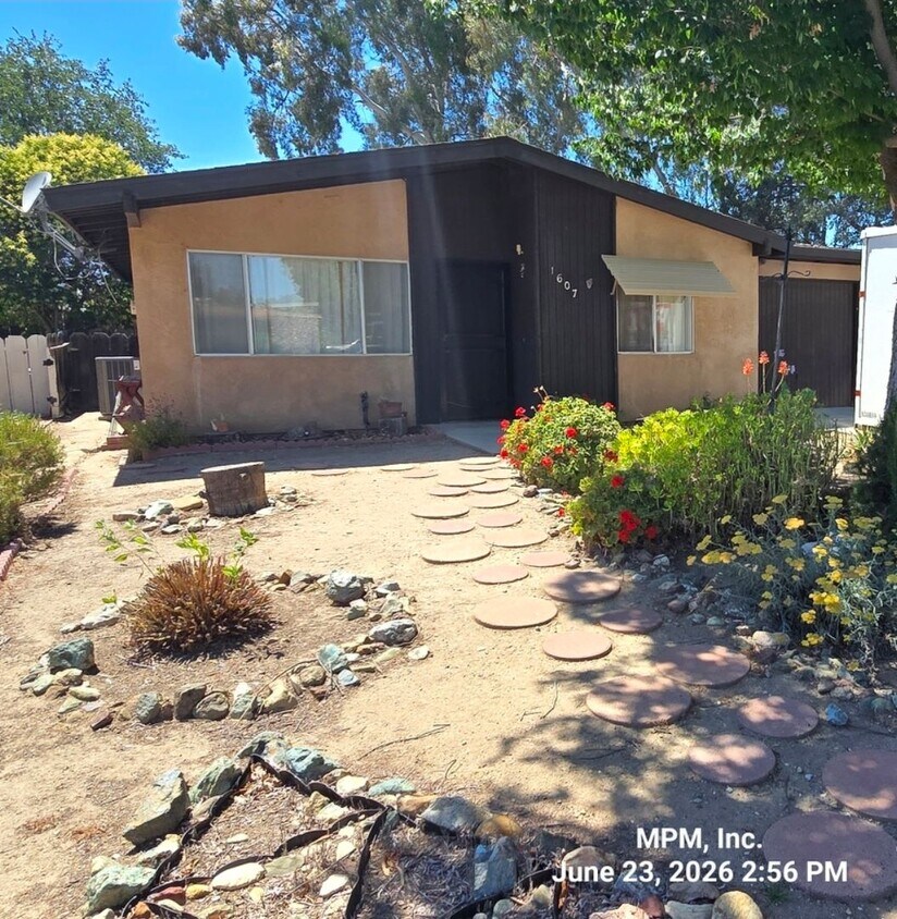 Building Photo - 2 bedroom 1 bath Home in Sierra Bonita
