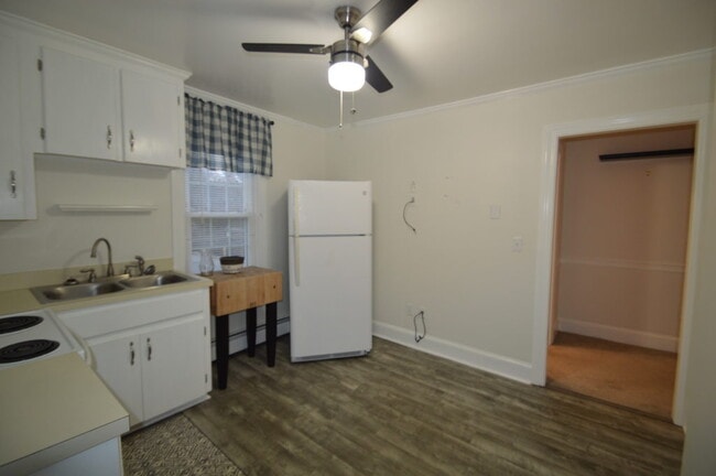 Building Photo - 468 Spring St