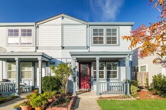 Building Photo - 2556 N Village Dr