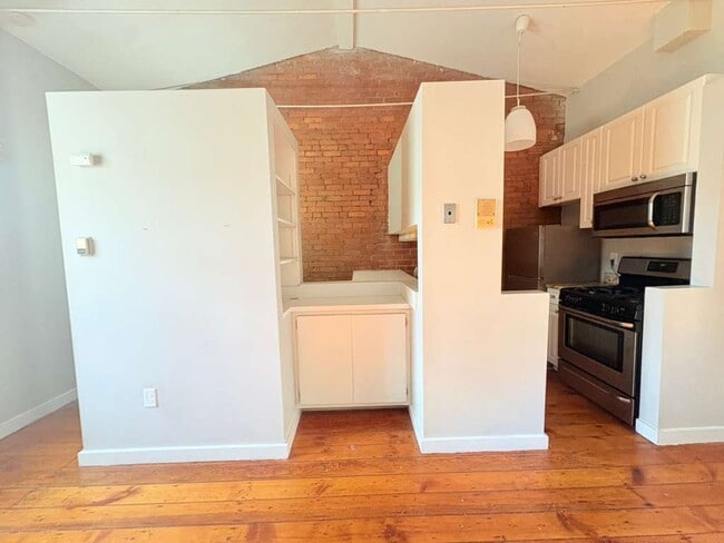 Building Photo - 604 Chapel St