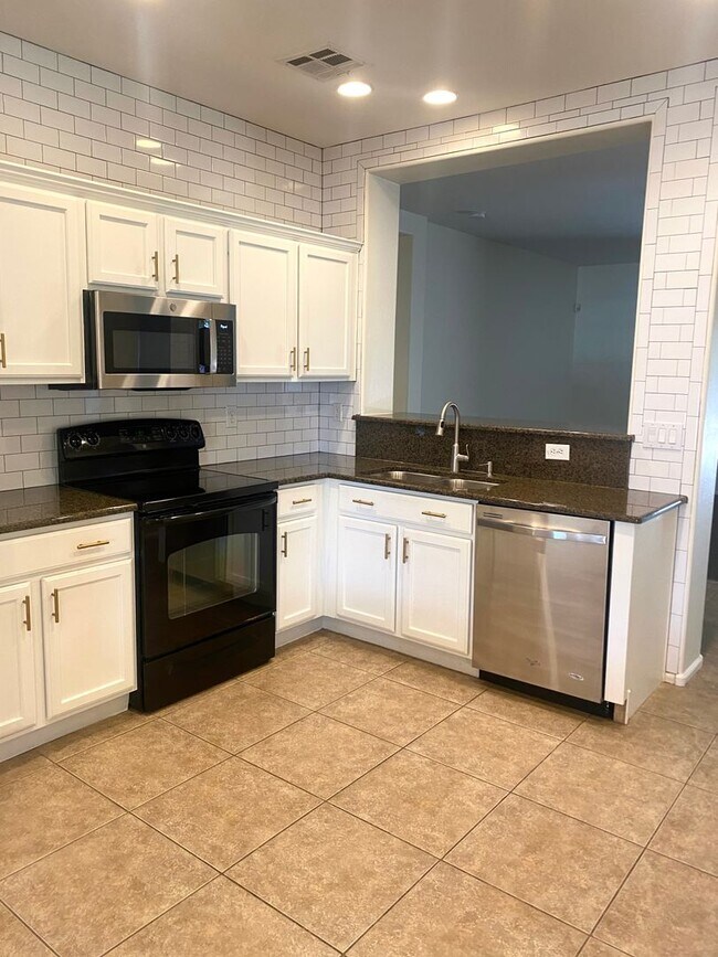 Foto del edificio - **BEAUTIFUL 3BEDROOM/2BATHROOM HOME LOCATE...