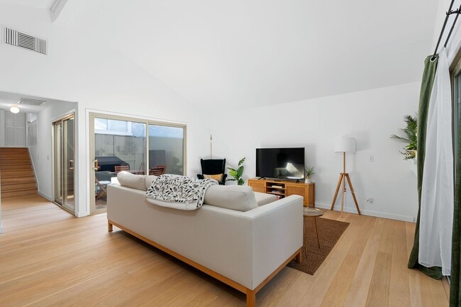 Building Photo - Spacious 2 Bed, 2 Bath Condo Near Downtown...