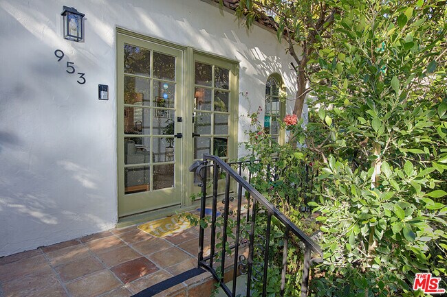 Foto del edificio - 953 N Martel Ave