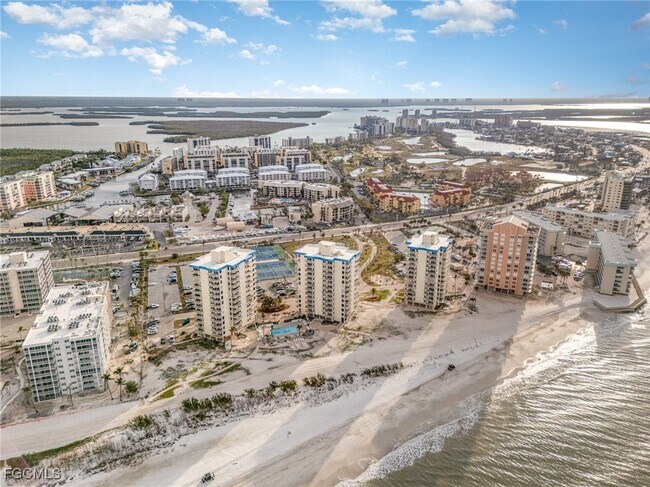 Foto del edificio - 7330 Estero Blvd