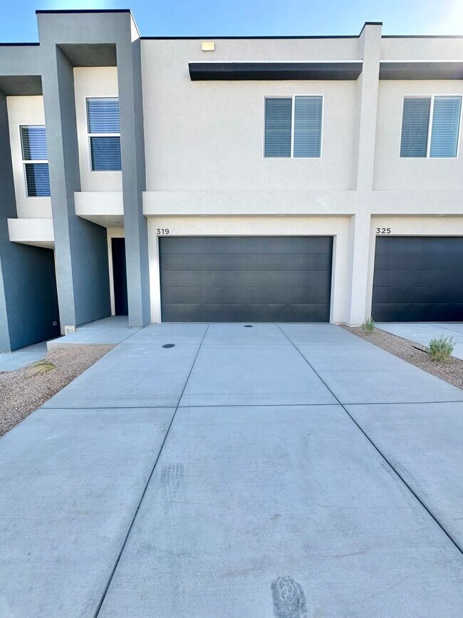 Foto del edificio - BRAND NEW HURRICANE TOWNHOME! Price Reduced!