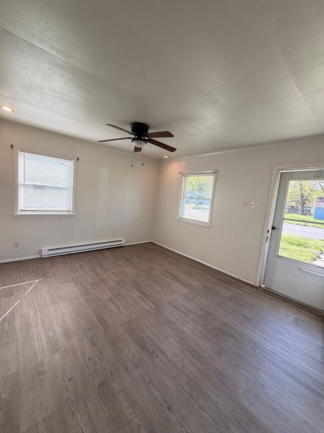 Foto del edificio - 1437 Oakcrest Dr