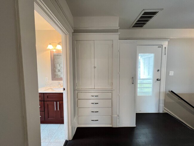 Building Photo - NB EBN T 454-456