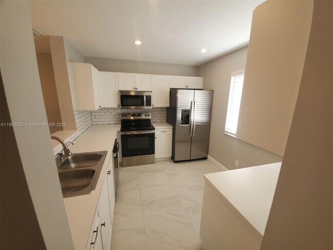 Foto del edificio - 589 NW 208th Way