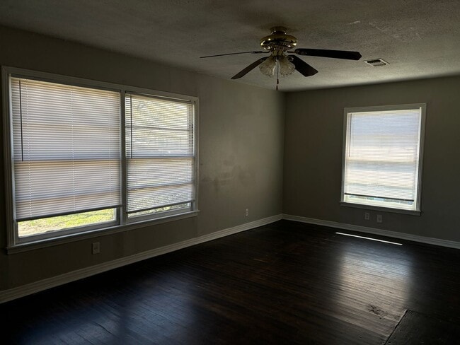 Building Photo - 3/1/1 Near Fairview Park in Sherman!