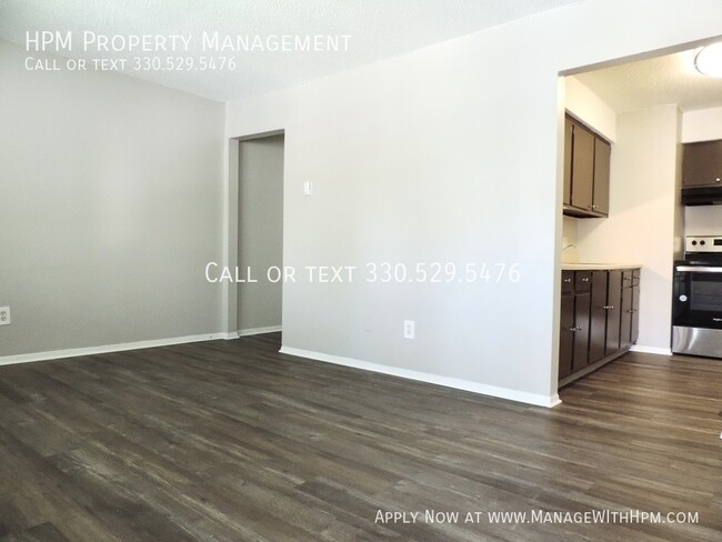 Building Photo - Updated One Bedroom! Cuyahoga Falls!!