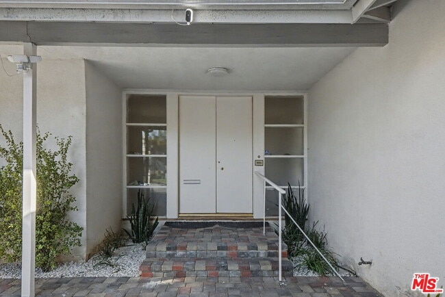 Building Photo - 2612 S Beverly Dr