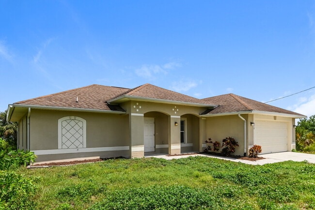 Building Photo - 719 Roma Ave S