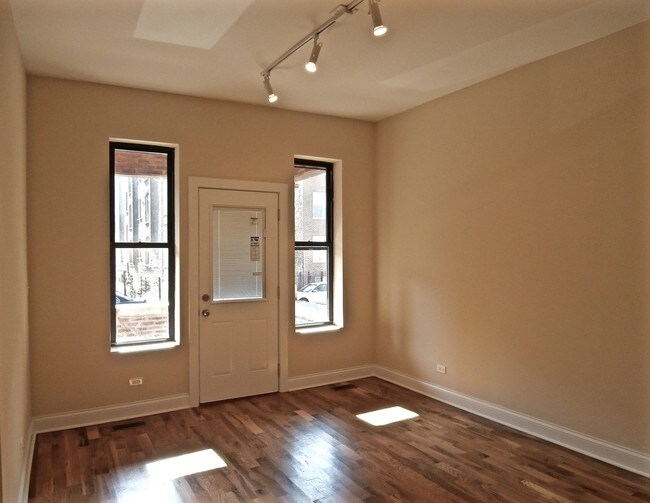 Foto del edificio - 2612 W Augusta Blvd