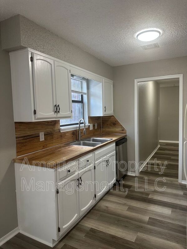 Foto del edificio - 1562 E 68th St