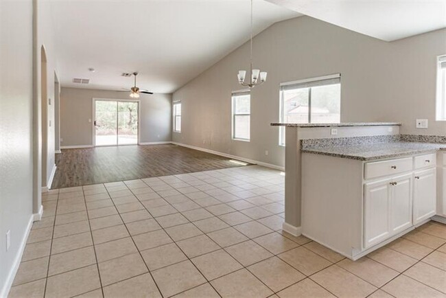 Building Photo - 4 bedroom, 2bathroom Single family house f...