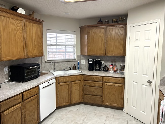 Building Photo - 3570 Grandview Dr