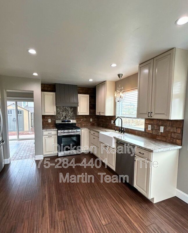 Building Photo - 2205 Stowe Dr