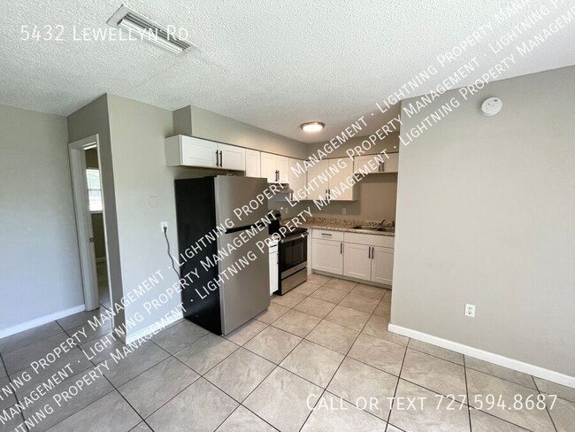 Building Photo - 5432 Lewellyn Rd