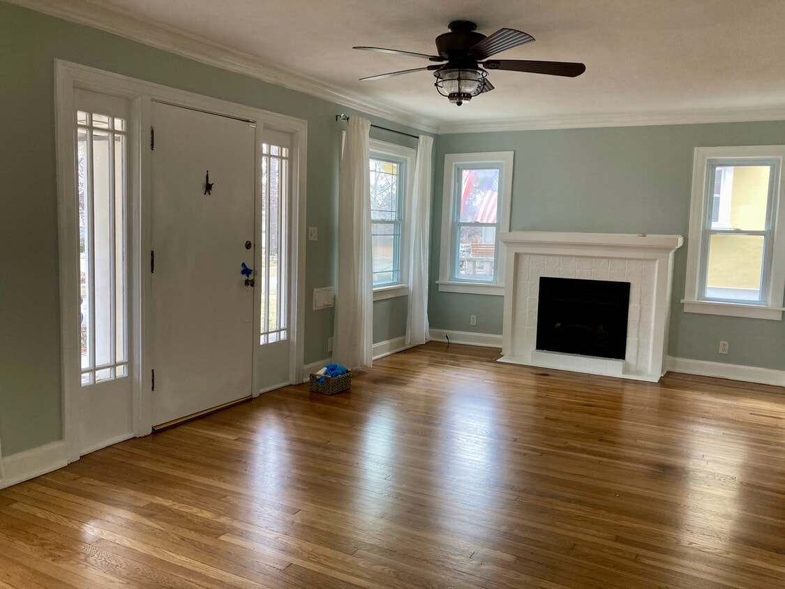 Living room - 5718 Central St