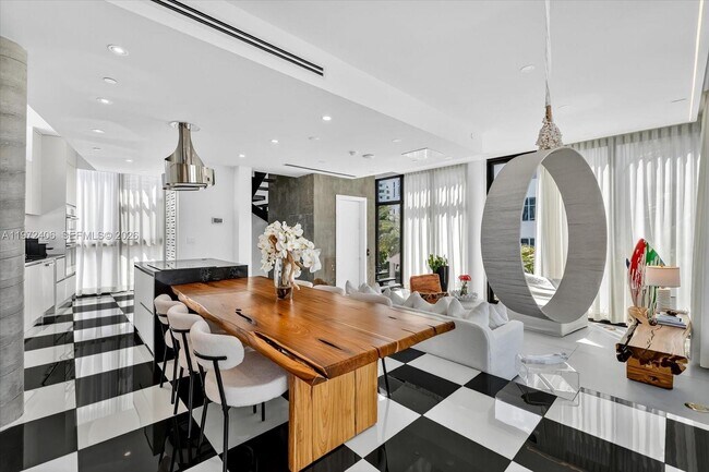 Building Photo - 11 Century Ln