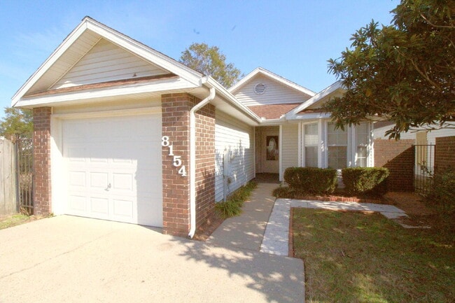 Building Photo - NE Pensacola 2BR/2BA with Ensuite, Dining ...