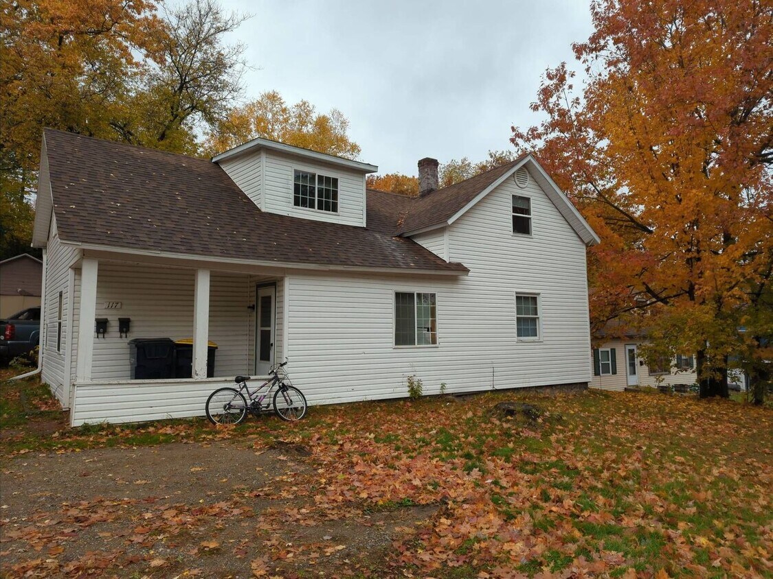 117 Spruce St Unit B, Rhinelander, WI 54501 Room for Rent in