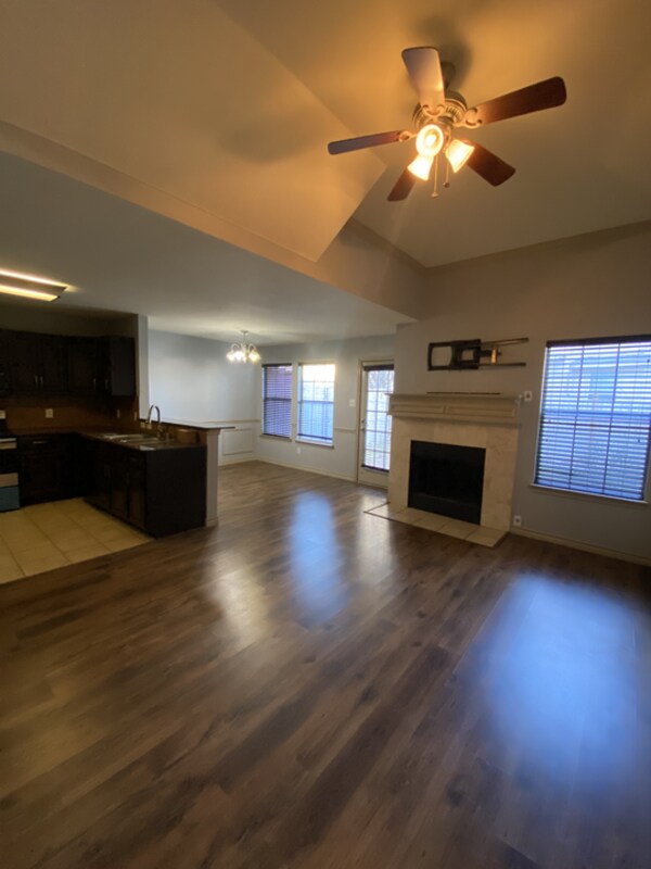 Building Photo - 3904 Fernando Dr