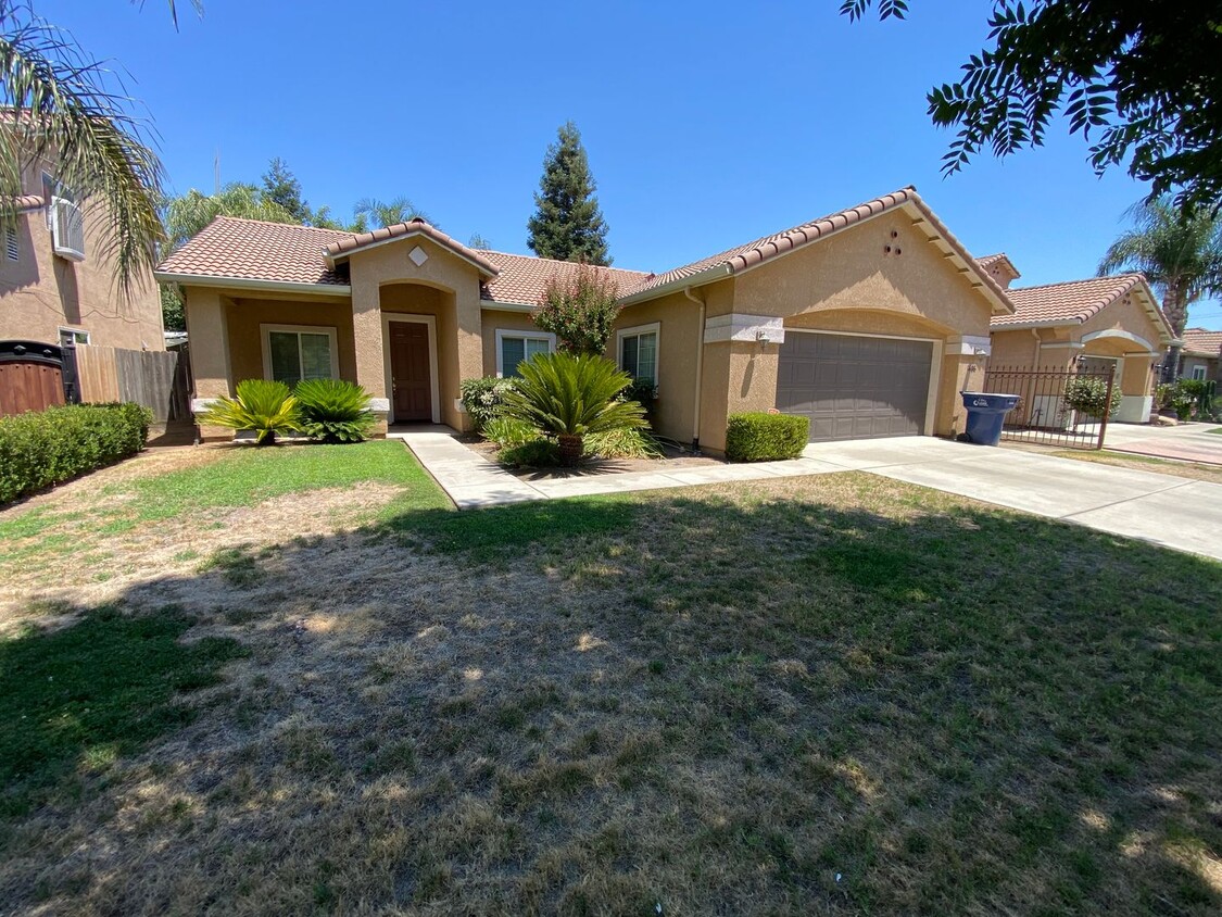 Foto principal - Gorgeous Tulare home in a great school dis...