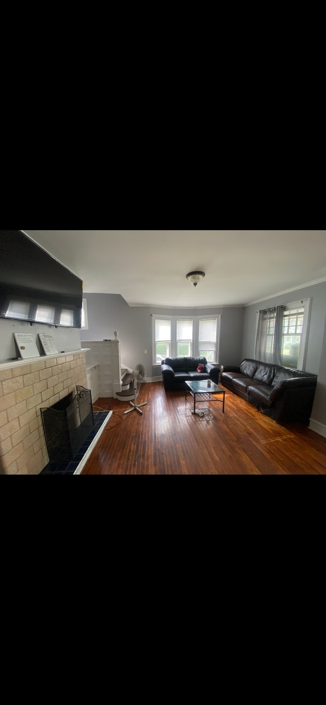 Building Photo - 21 Haendel St