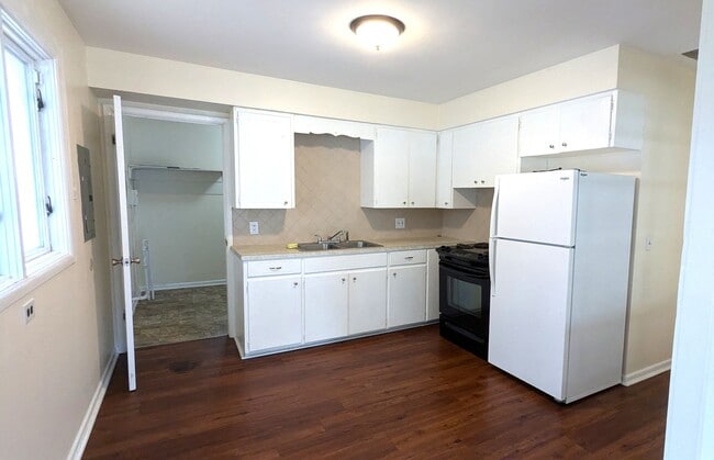 Building Photo - 1489 Kingsley- 2 bedroom house