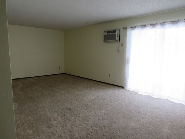 Building Photo - Extra Large One Bedroom w/Heat Paid